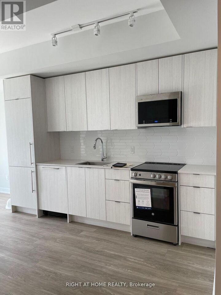 Property Photo:  4130 Parkside Village Drive 708  ON L5B 3M8 
