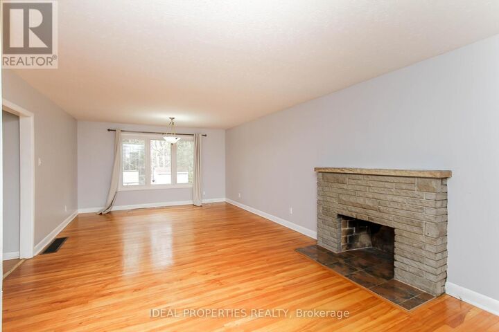 Property Photo:  1217 Parkway Drive  ON K2C 2W5 