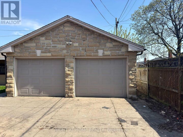 Property Photo:  325 East 45th Street Main  ON L8T 3K9 