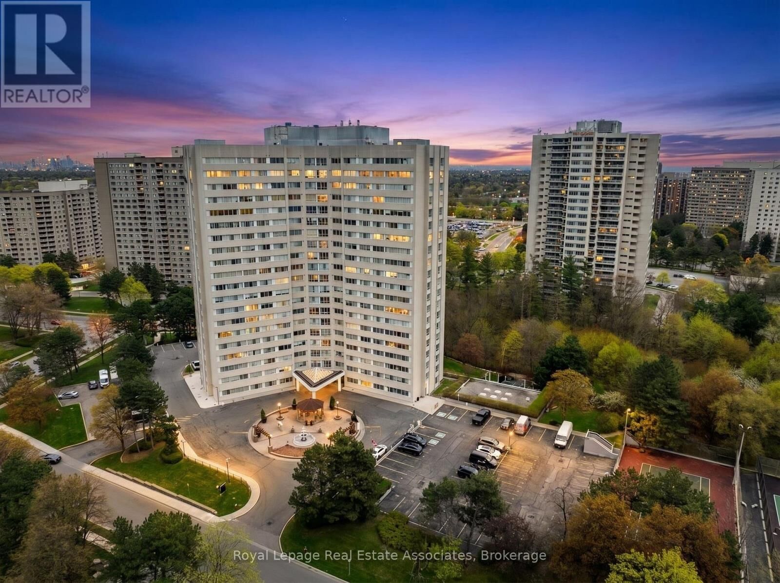 Property Photo:  3695 Kaneff Crescent 1602  ON L5A 4B6 