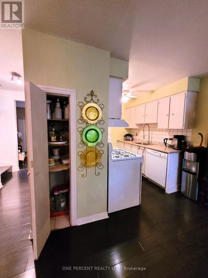 Property Photo:  185 Denistoun Street South 126  ON L3C 6J6 