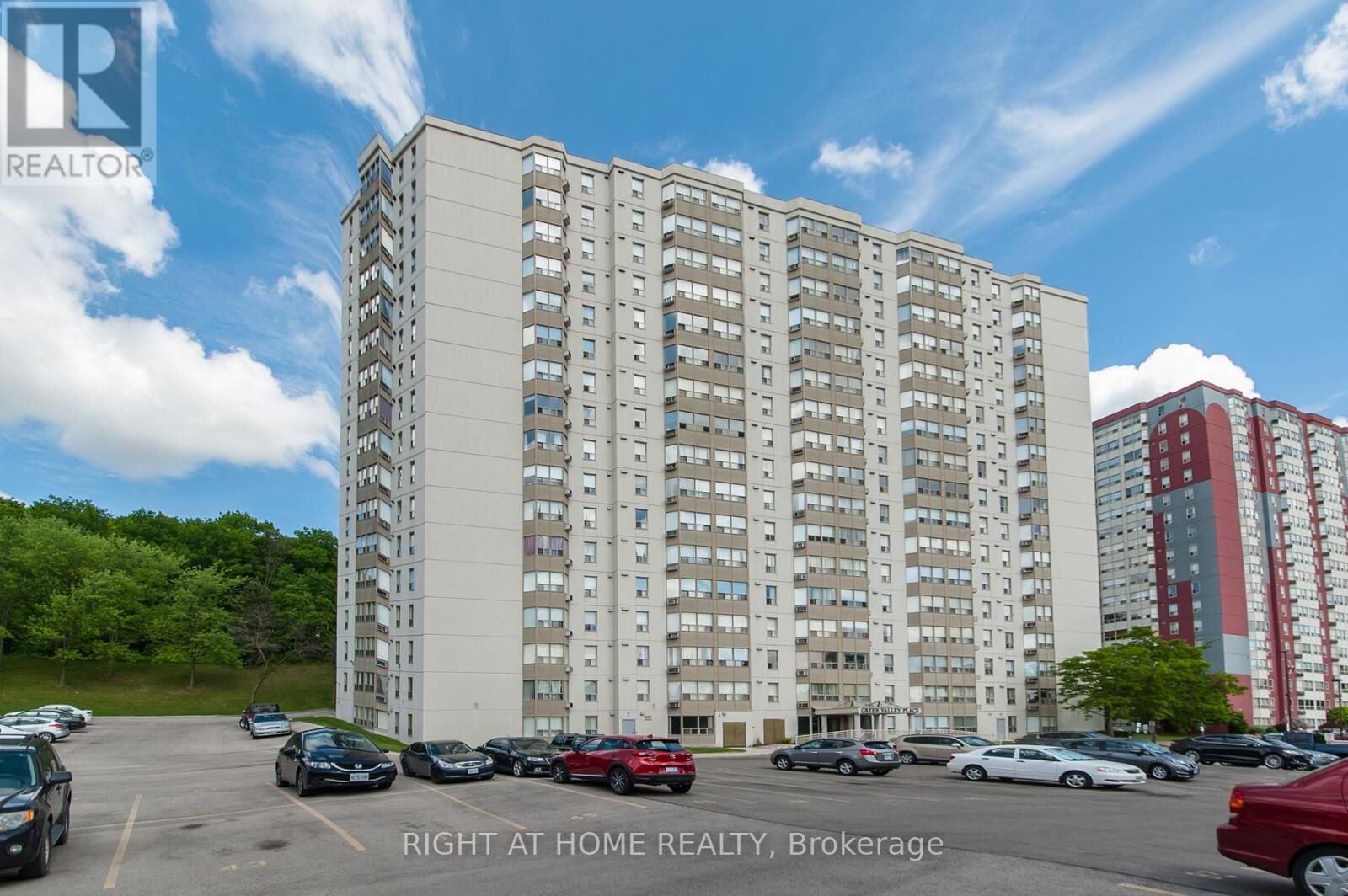 Property Photo:  35 Green Valley Drive 1714  ON N2P 2A5 