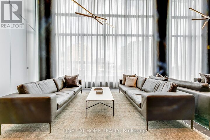 Property Photo:  3900 Confederation Parkway 2613  ON L5B 0M3 