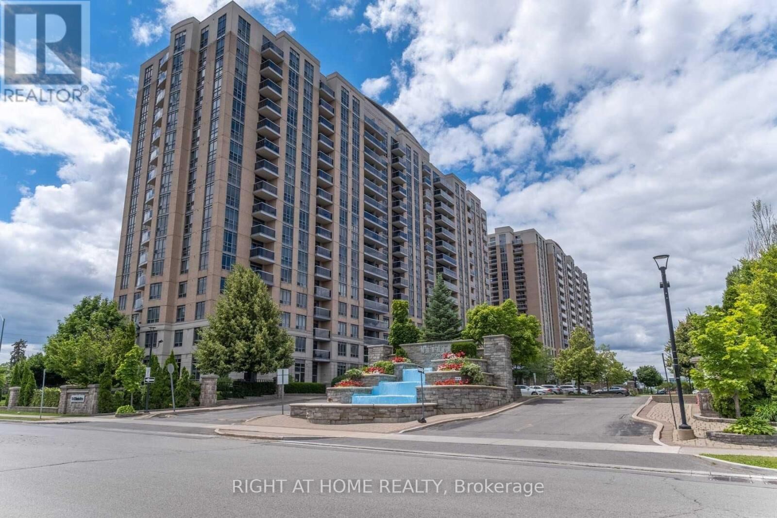 Property Photo:  8 Mondeo Drive 1512  ON M1P 5C7 