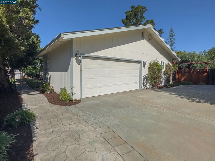 Property Photo: 1671 Dugan Ct CA 94521