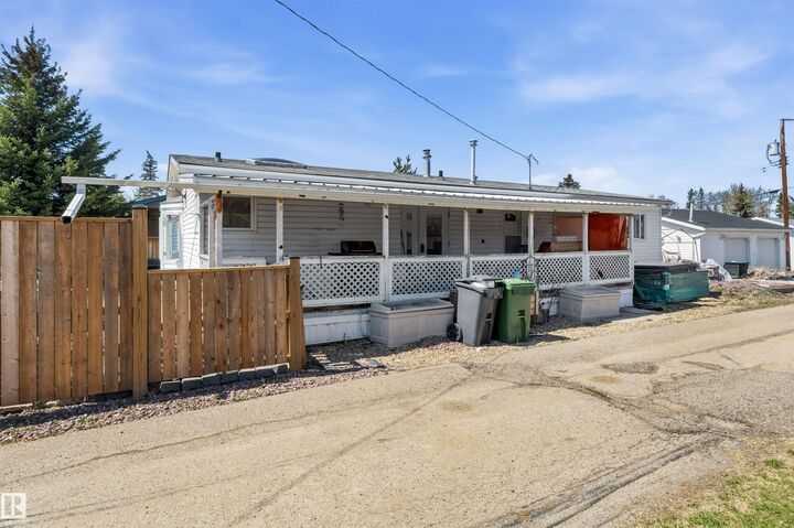 Property Photo:  5220 54 Avenue  AB T0E 2K0 
