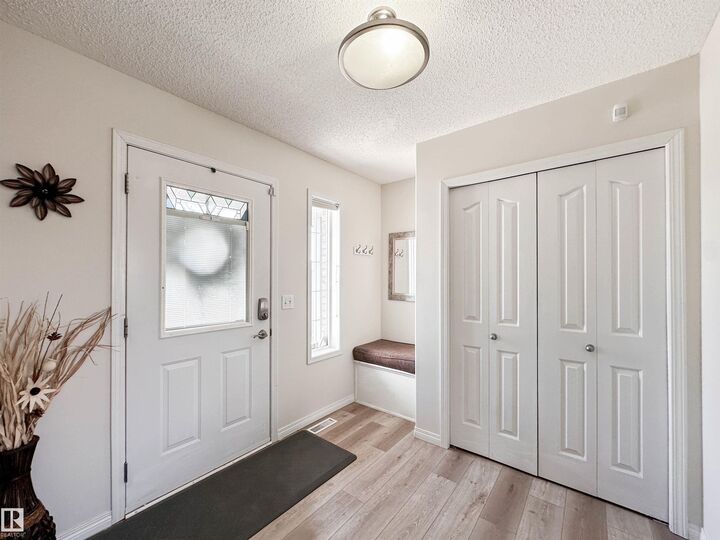 Property Photo:  6 Norfolk Close  AB T8N 7B8 