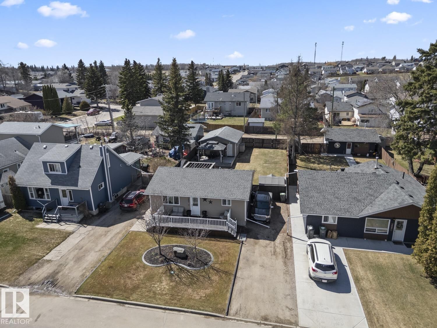Property Photo:  1407 10 Street  AB T9M 1J6 