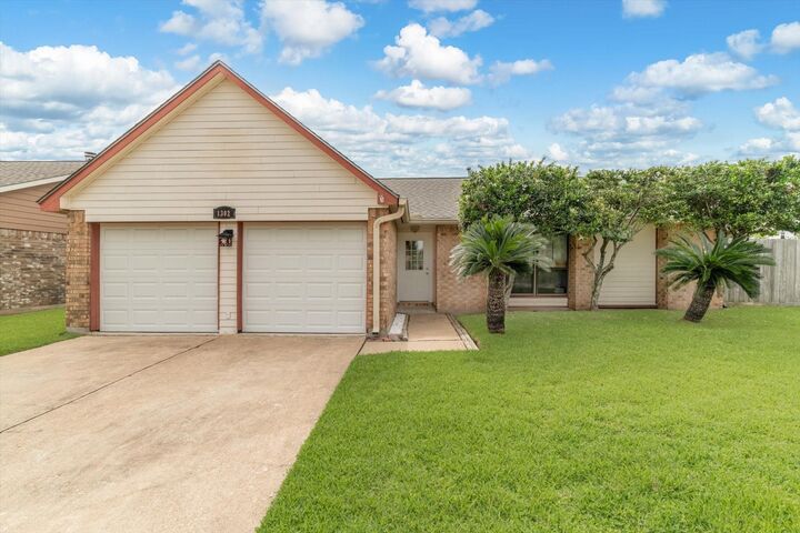 Property Photo:  1302 Canyon Springs Drive  TX 77571 