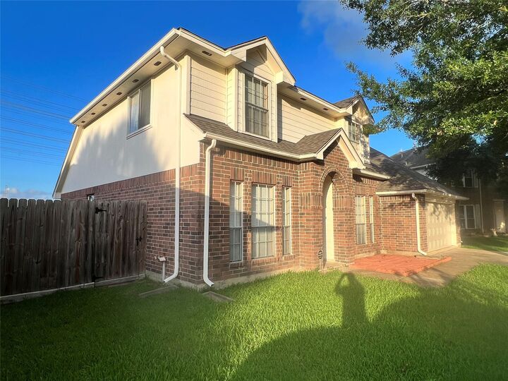 Property Photo:  510 Oak Briar Drive  TX 77565 