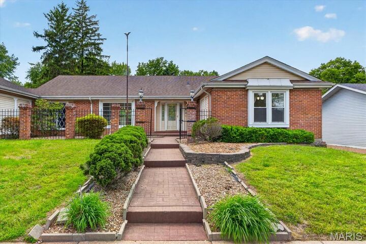Property Photo:  5 Blossomwood Court  MO 63033 