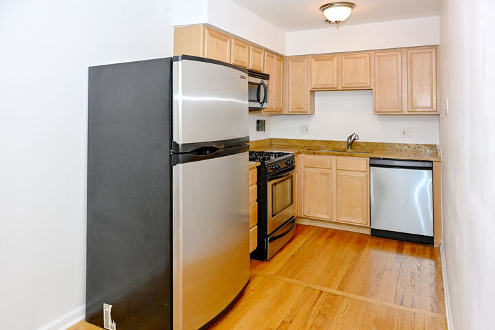 Property Photo:  1415 W Lunt Avenue 408  IL 60626 
