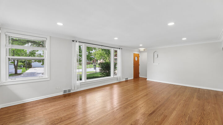 Property Photo:  893 S Poplar Avenue  IL 60126 