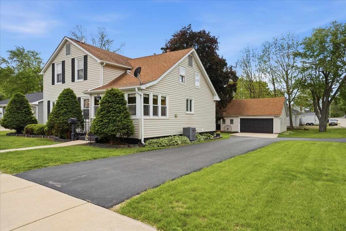 Property Photo:  503 S Wells Street  IL 60548 