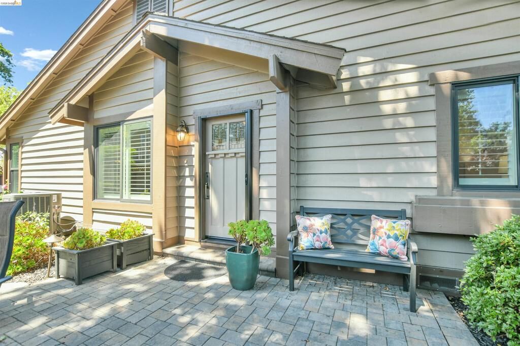 Property Photo:  215 Charter Oak Circle  CA 94597-3156 