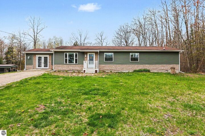 Property Photo:  1015 Shaw Road  MI 48624 