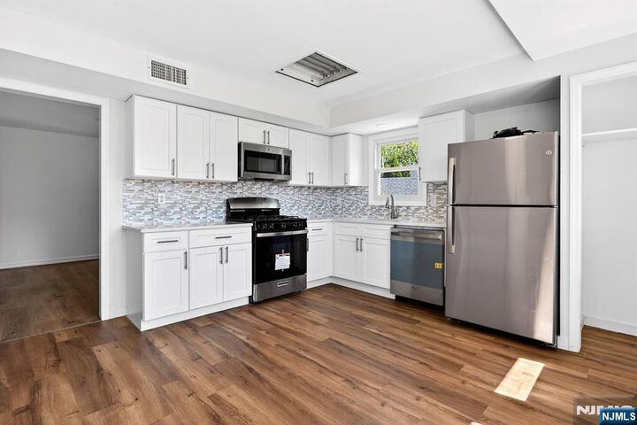 Property Photo:  292 Louis Street 1fl  NJ 07601 