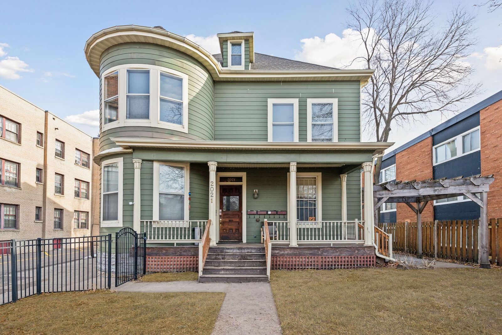 Property Photo: 2021 3rd Avenue S MN 55404