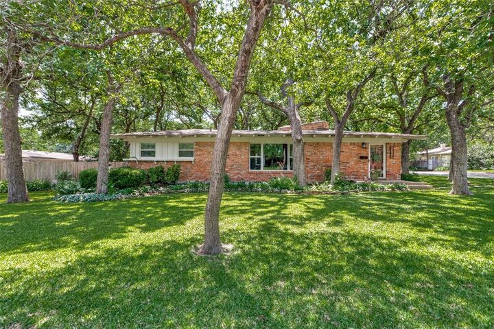 Property Photo: 5254 Lambeth Lane TX 76112