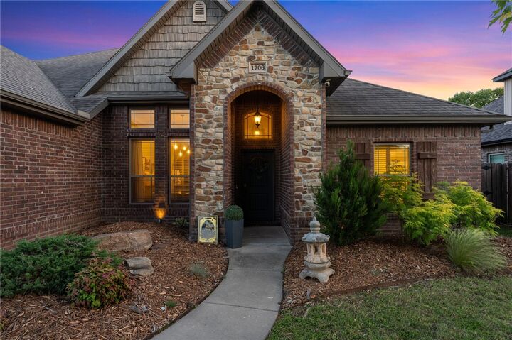 Property Photo: 1706 NE Chaucer Street AR 72712