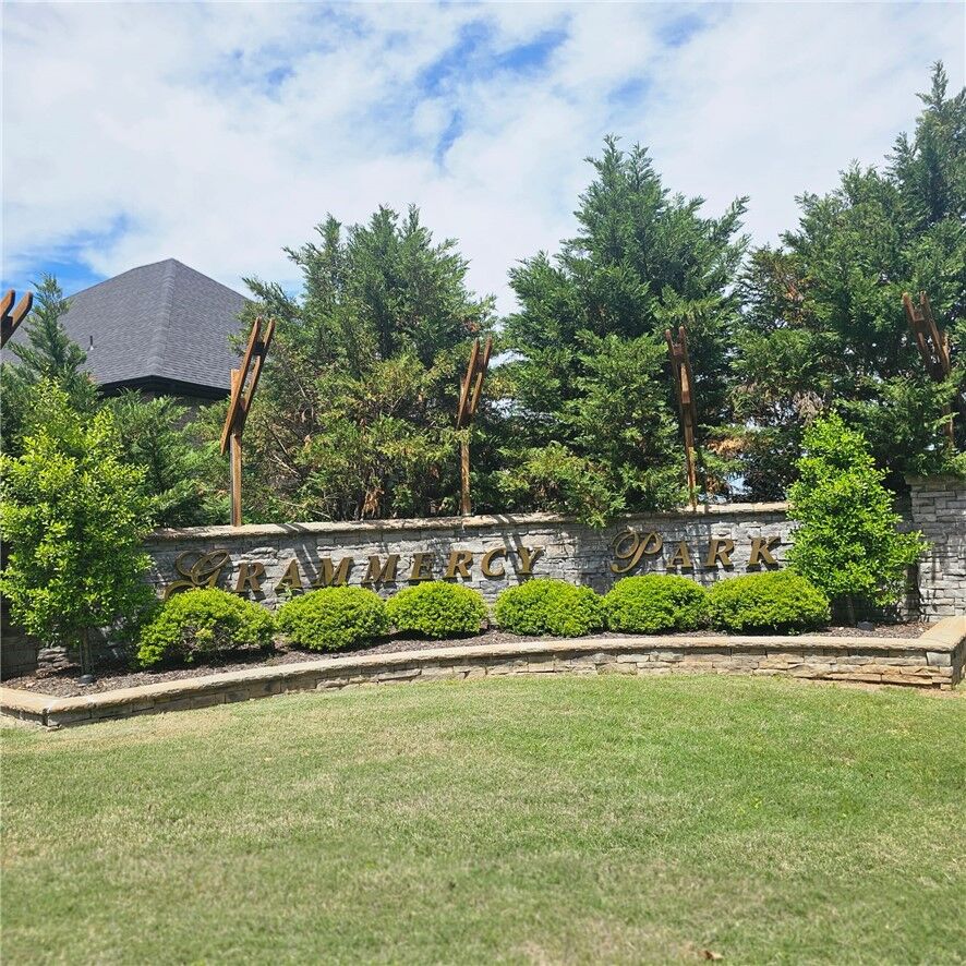 Property Photo:  2005 NE Chaucer Street  AR 72712 
