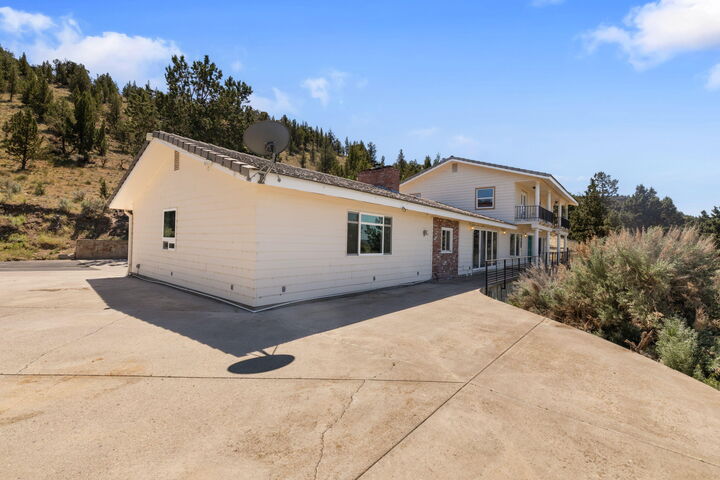 Property Photo:  135 NE Short Lane  OR 97754 
