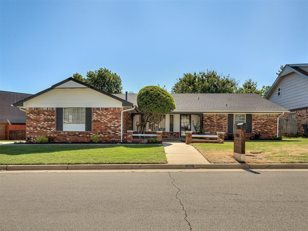Property Photo:  9216 Sutton Place  OK 73132 