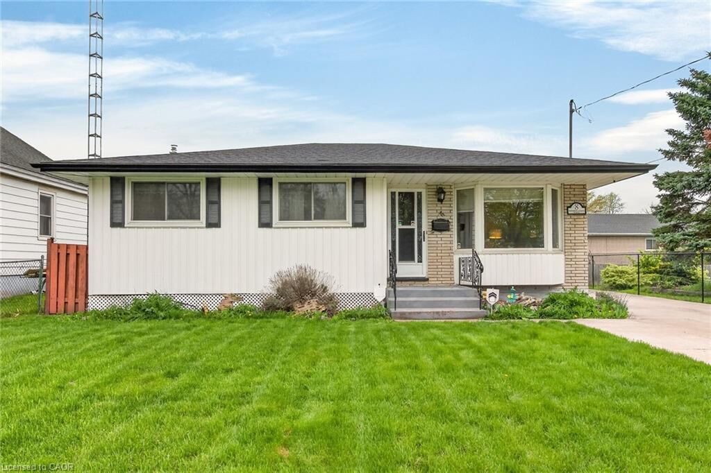 Property Photo:  8 Woodrow Street N  ON L2P 3K1 