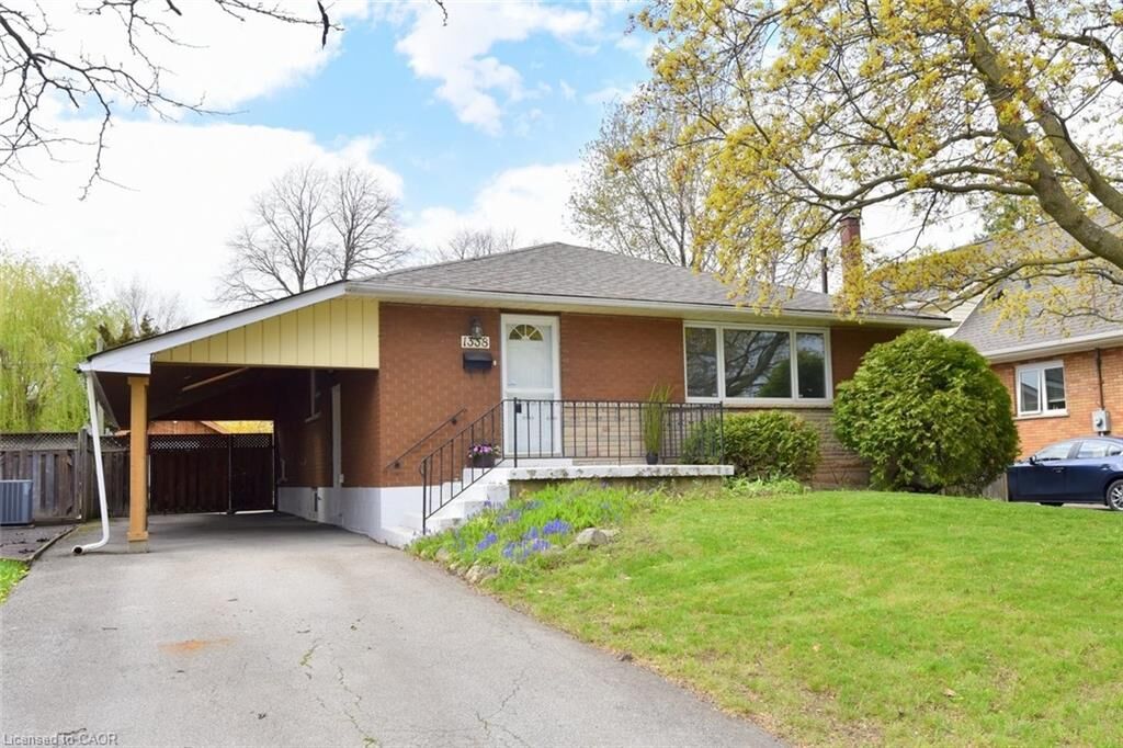 Property Photo:  1338 De Quincy Crescent  ON L7P 1E4 