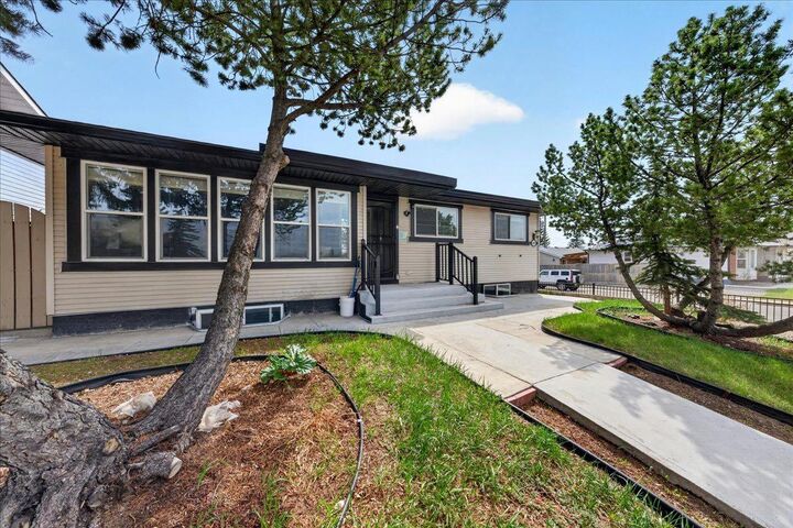 Property Photo:  3620 28 Street SE  AB T2B 2H9 