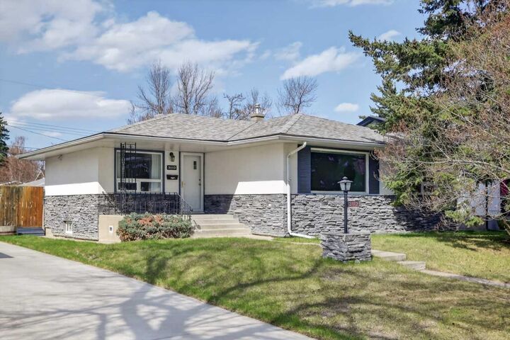 Property Photo:  3112 34 Avenue SW  AB T3E 0Z1 