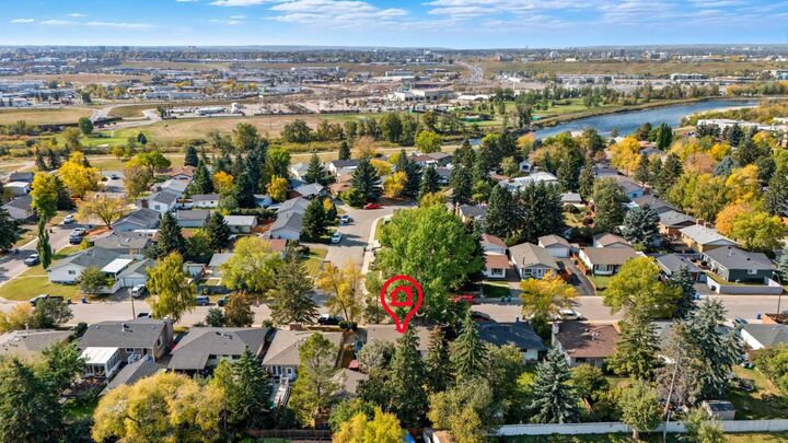 Property Photo:  124 Lynnbrook Road SE  AB T2C 1S6 