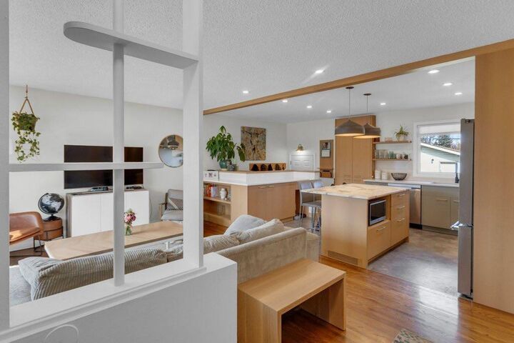 Property Photo:  2728 45 Street SW  AB T3E 3Y4 