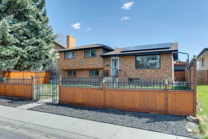 Property Photo: 12 Huntwick Way NE AB T2K 4H3