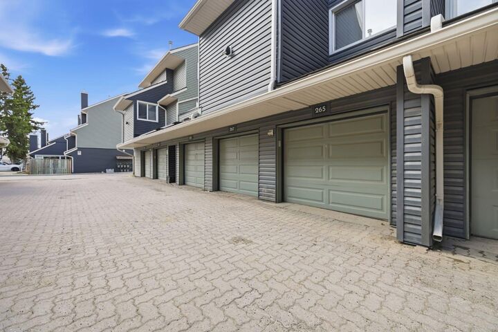Property Photo:  78 Glamis Green SW 265  AB T3E 6V1 