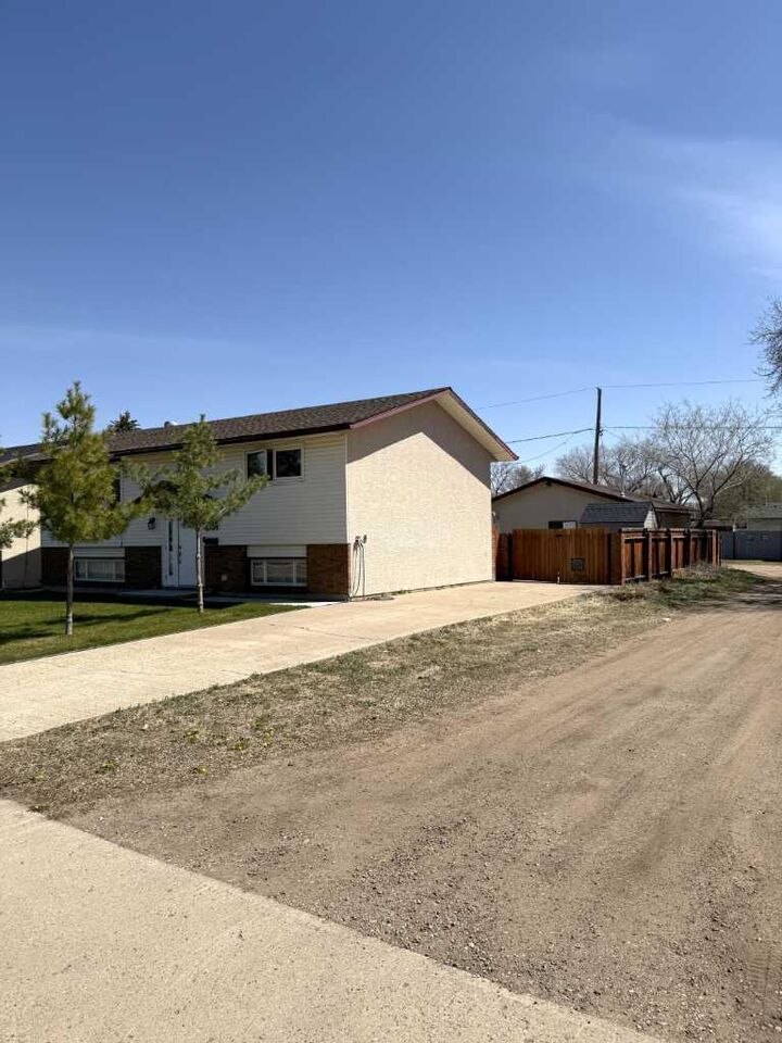 Property Photo:  1539 4 Avenue NE  AB T1A 6C2 