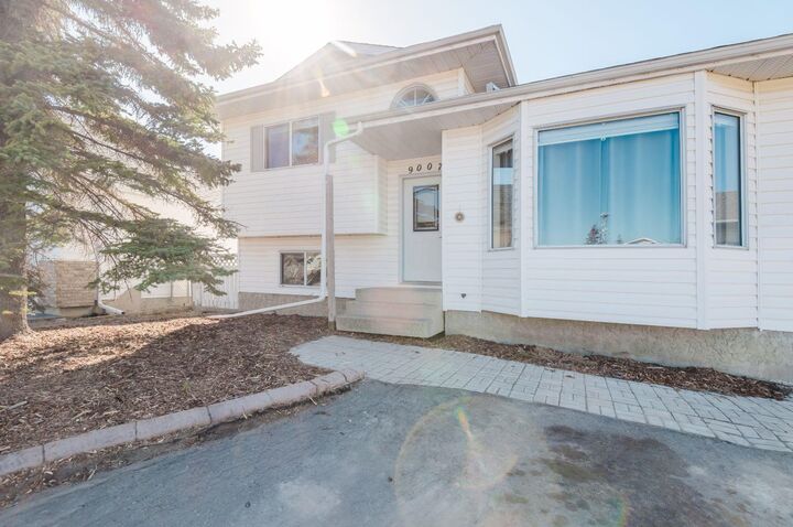 Property Photo:  9007 104 Avenue  AB T8X 1E8 