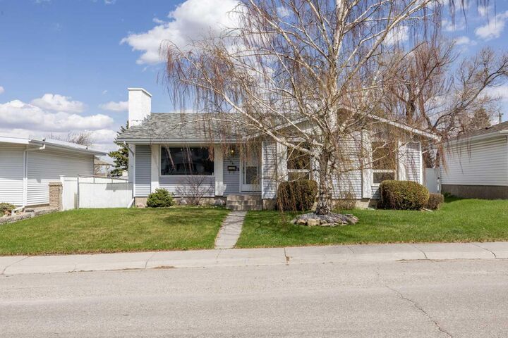 Property Photo:  7720 Hunterquay Road NW  AB T2K 4T8 