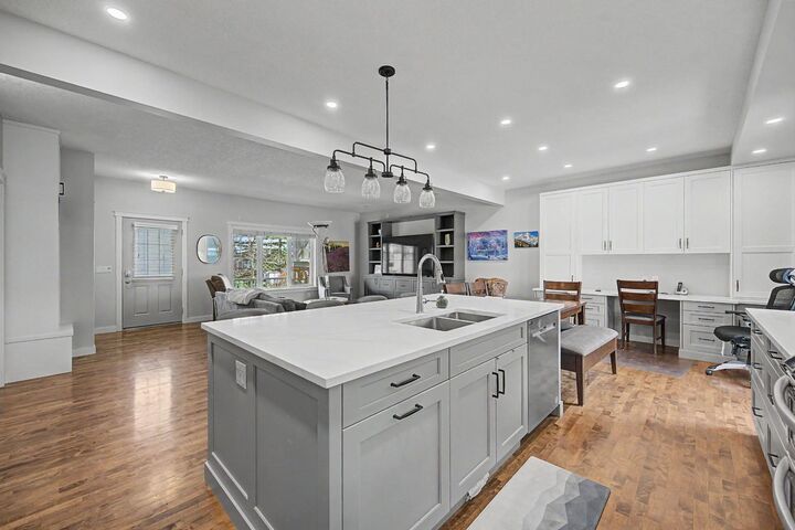 Property Photo:  8 Ypres Lane SW  AB T2T 6M9 