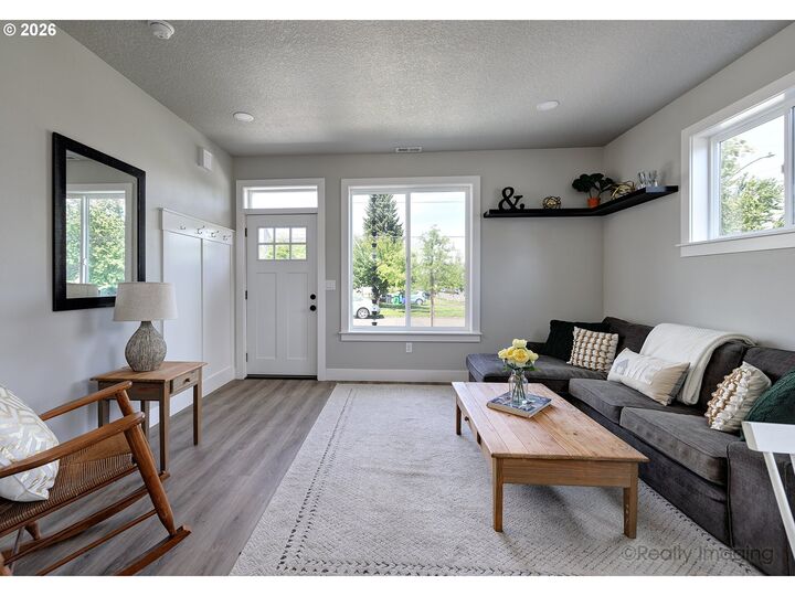 Property Photo: 5406 N Cecelia St OR 97203