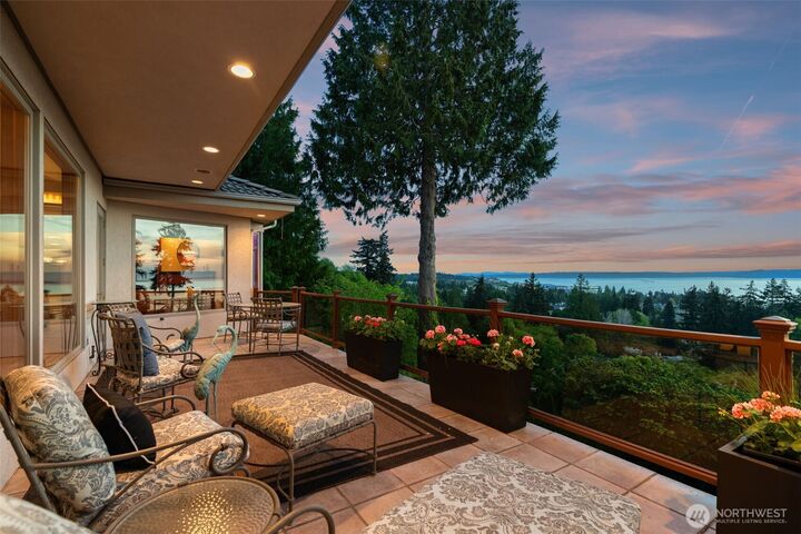 Property Photo:  19314  94th Avenue W  WA 98020 