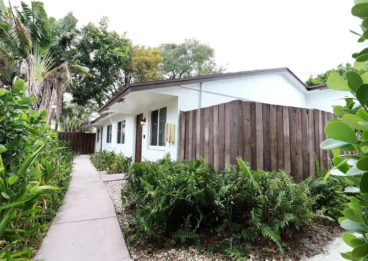 Property Photo:  2008 SE 4th Avenue 1-3  FL 33316 
