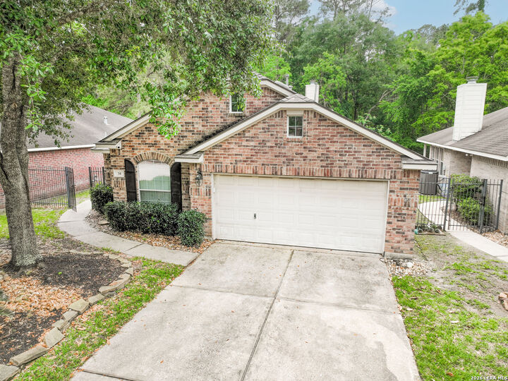 Property Photo:  34 W Foxbriar Forest Cir  TX 77382 