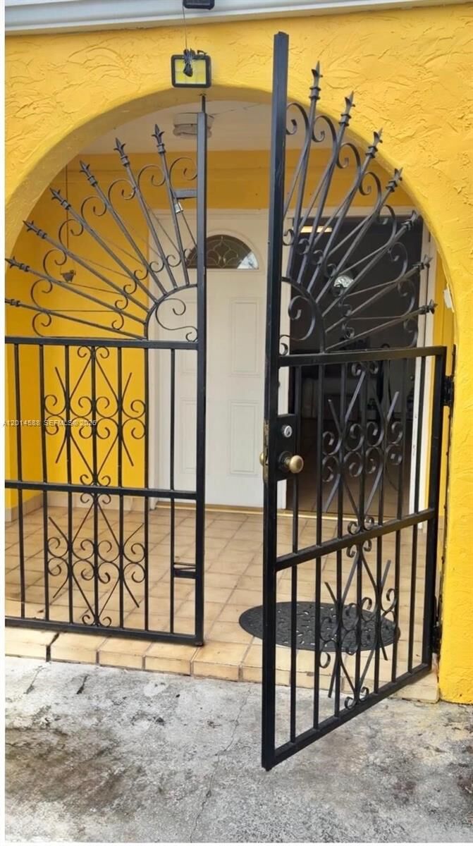 Property Photo: 3721 SW 104th Ct FL 33165