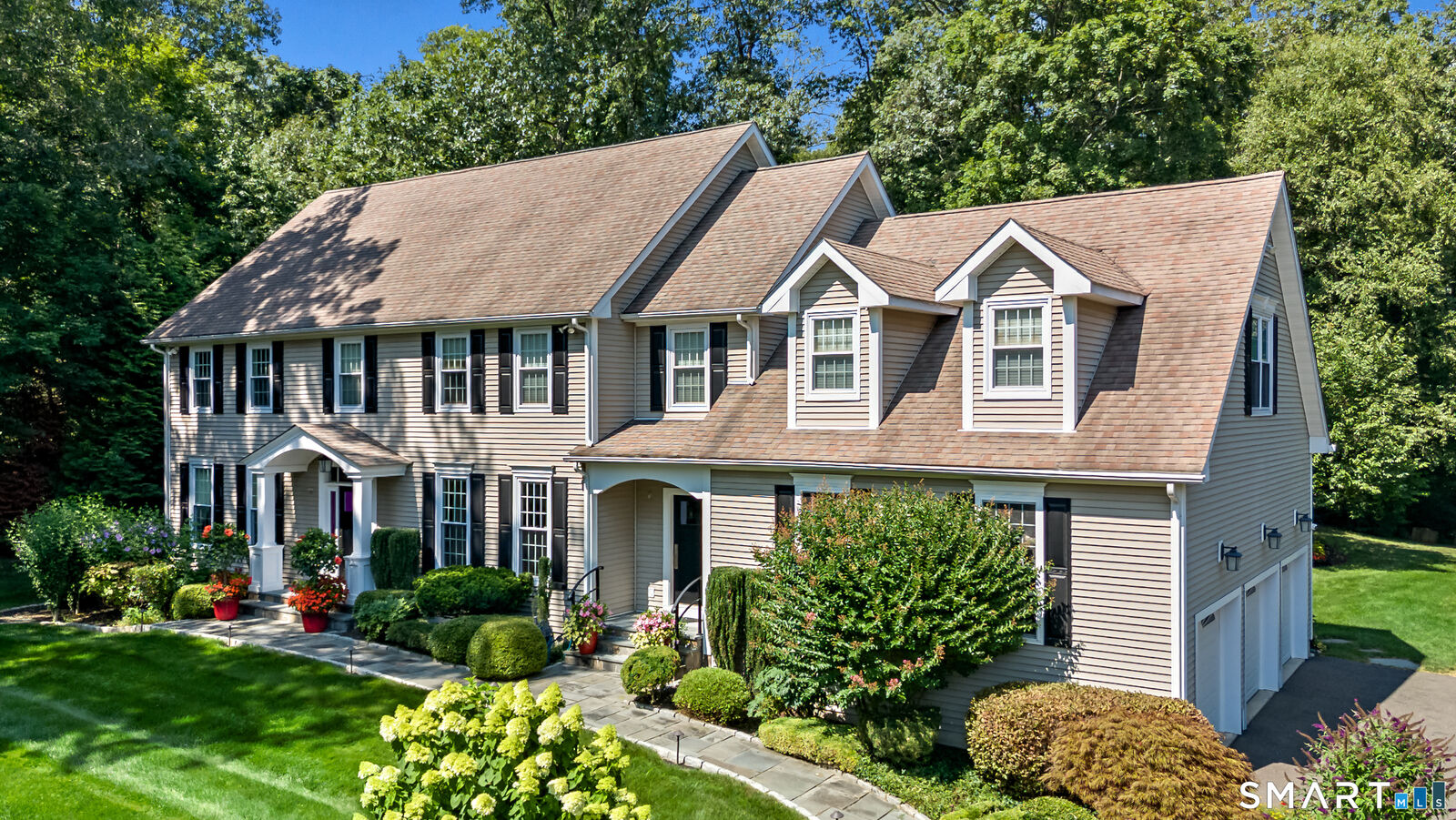 Property Photo:  