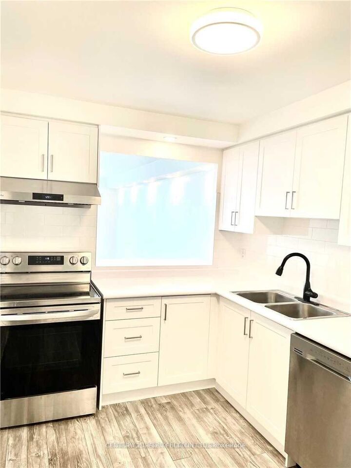 Property Photo:  75 Bamburgh Circle 1619  ON M1W 3W1 