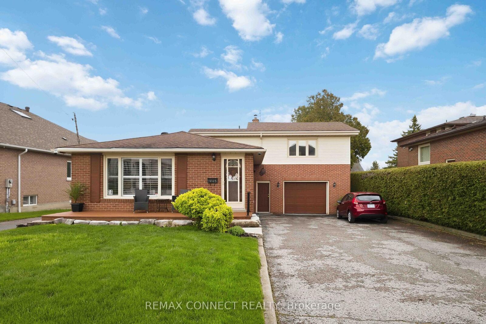 Property Photo: 1805 Woodview Avenue ON L1V 1L3