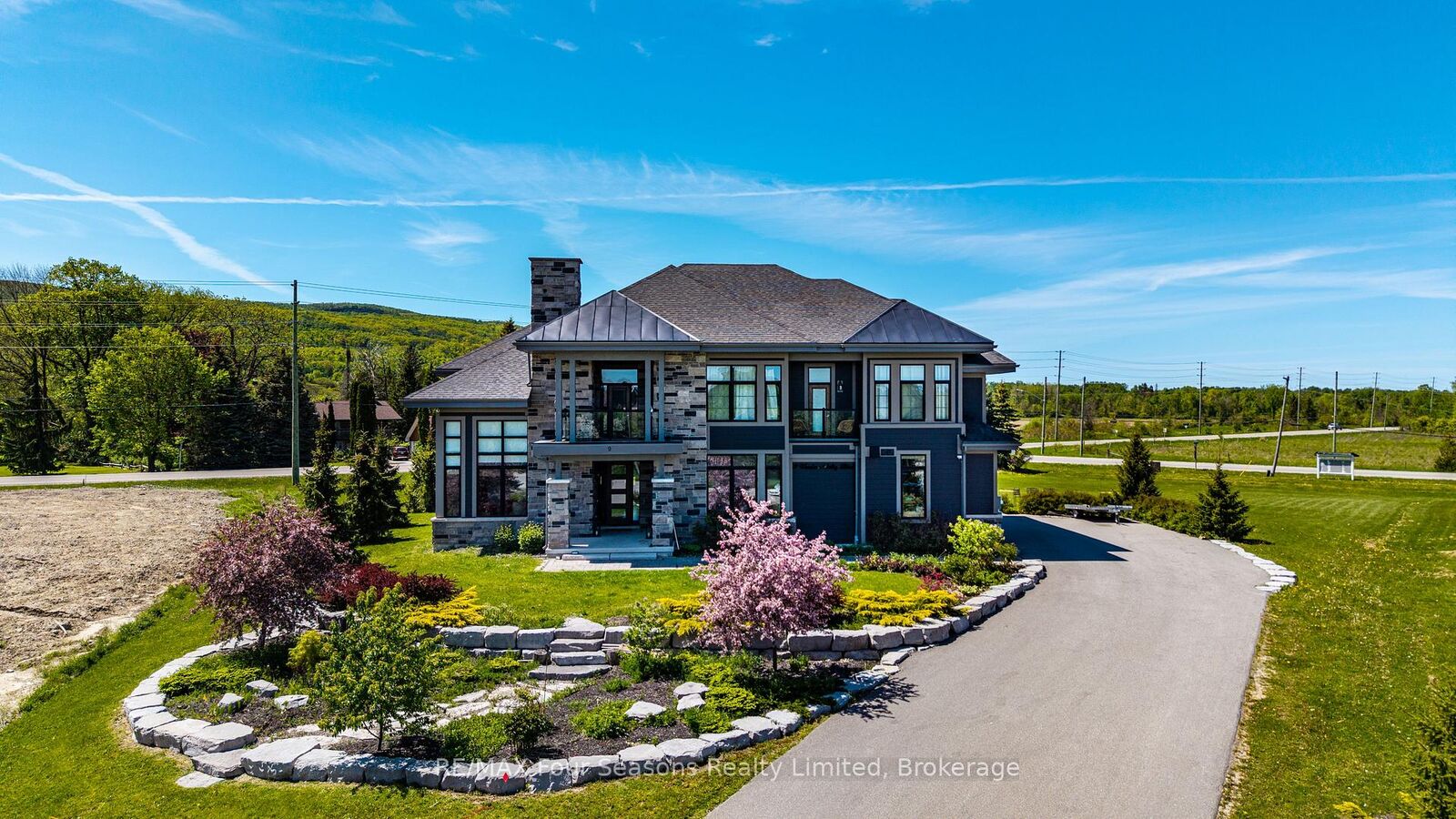Property Photo: 9 Windrose Valley Boulevard ON L9Y 0K2