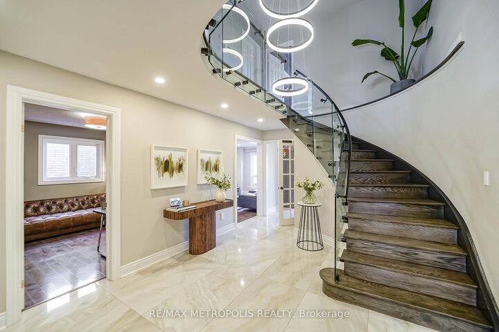 Property Photo: 4392 Grassland Crescent ON L5V 1E2