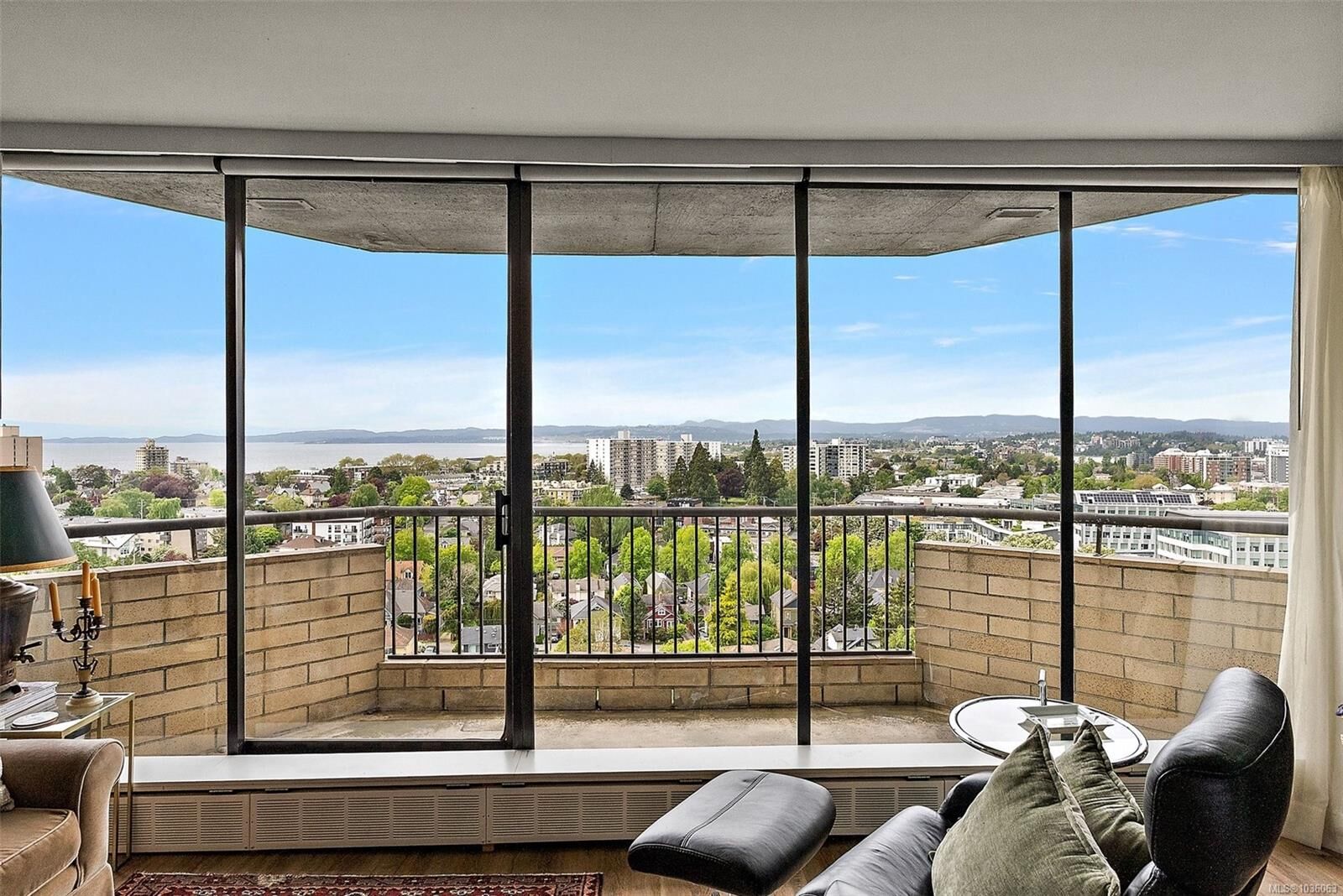 Property Photo:  620 Toronto St 1503  BC V8V 1P7 